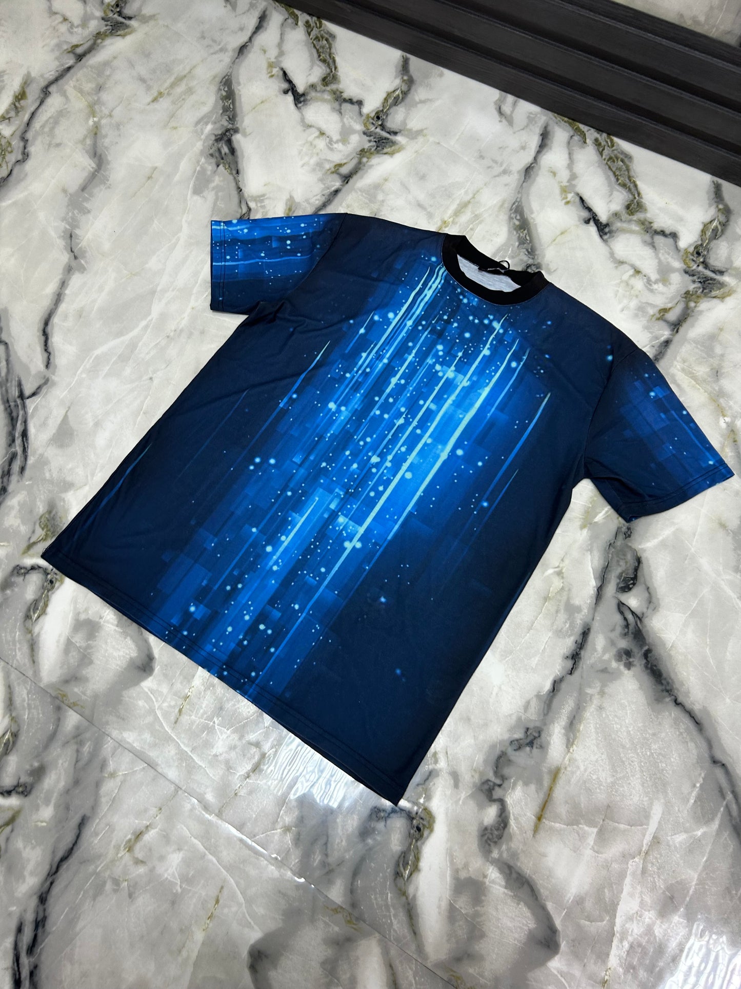 T-shirt Wod nera e azzurra astratta