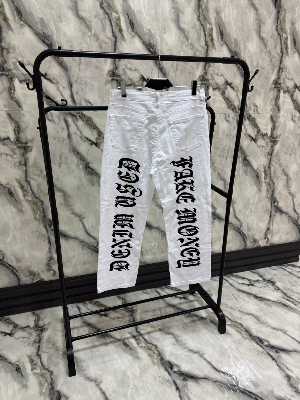 JEANS BIANCO SCRITTA DIETRO ARTICOLO USER