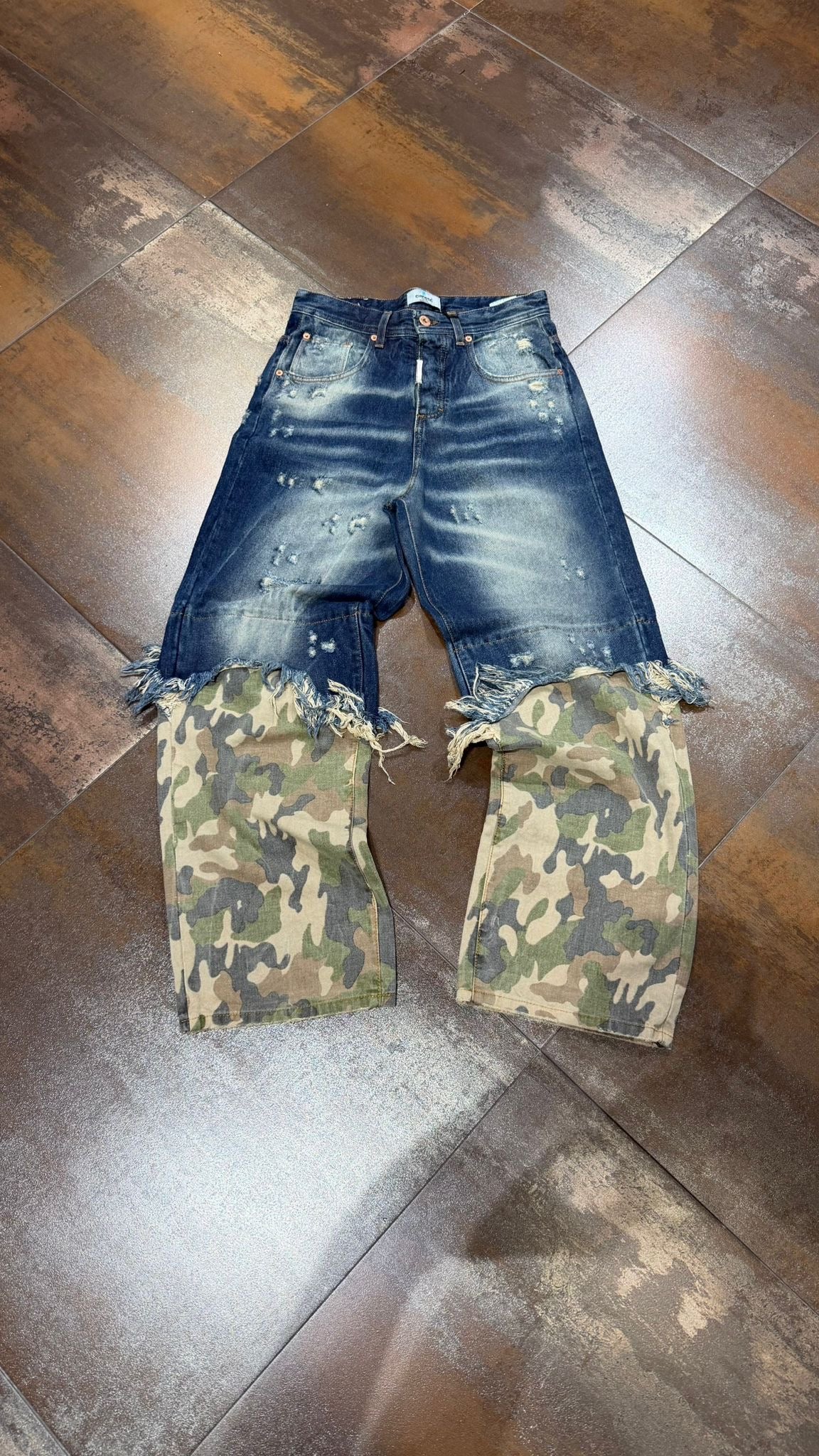 JEANS PARTICOULAR CAMO