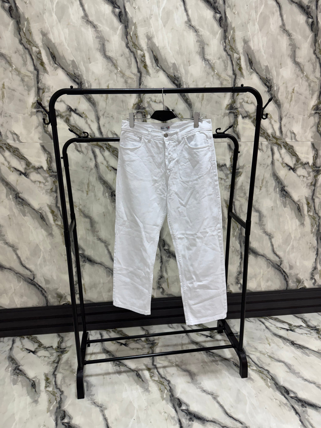JEANS BIANCO SCRITTA DIETRO ARTICOLO USER
